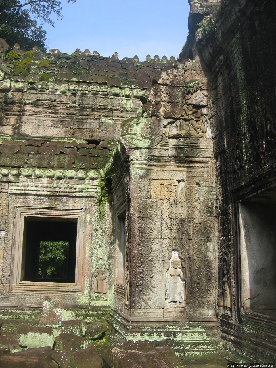 Резьба внутренних стен главного святилища храма Пре-Кхан Ангкор (столица государства кхмеров), Камбоджа