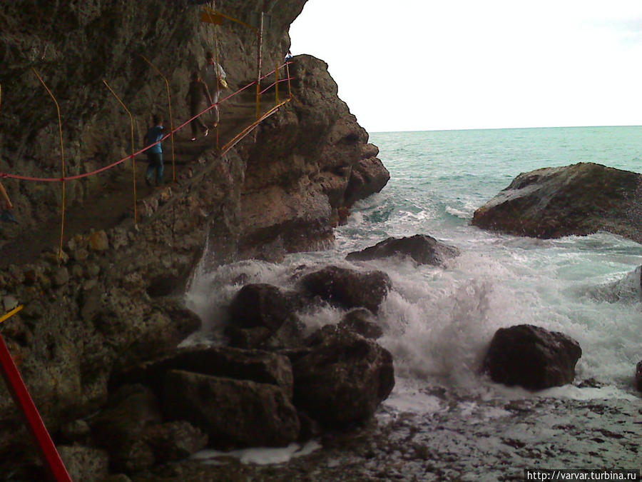 Грот на тропе Голицына