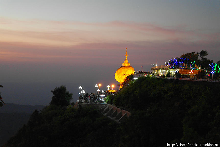 Золотой камень на вершине горы Чайтхиё, Мьянма