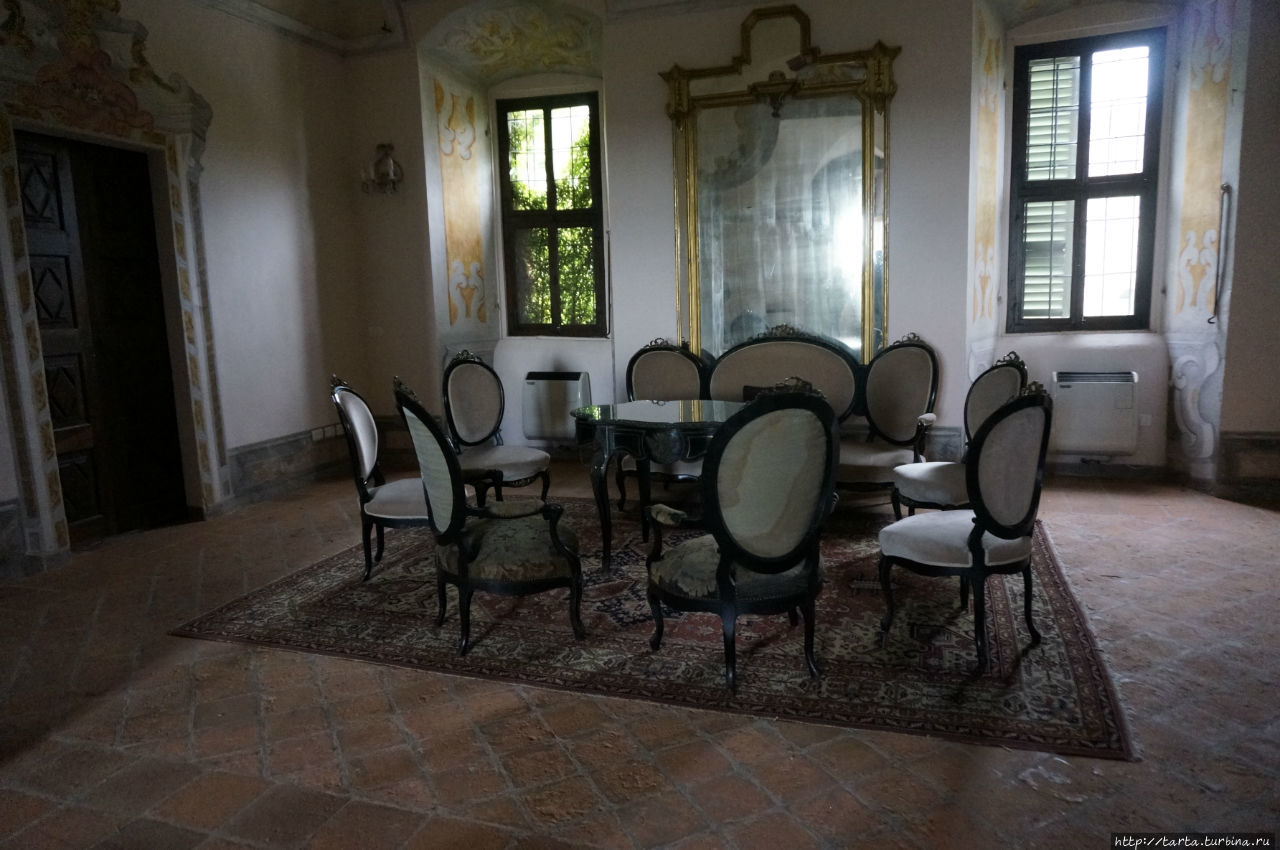 В залах мебель разных времен Пьемонт, Италия