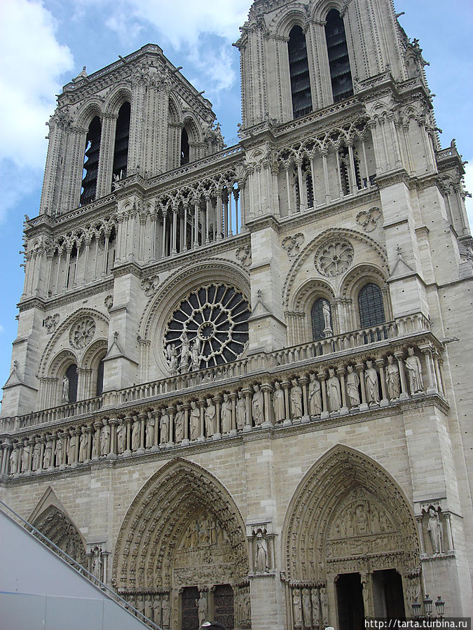 Самый знаменитый Собор Парижа — Нотр-Дам, уцелевший, благодаря прославившему его роману Виктора Гюго. Париж, Франция