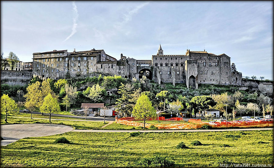 Вид на папский дворец Витербо, Италия