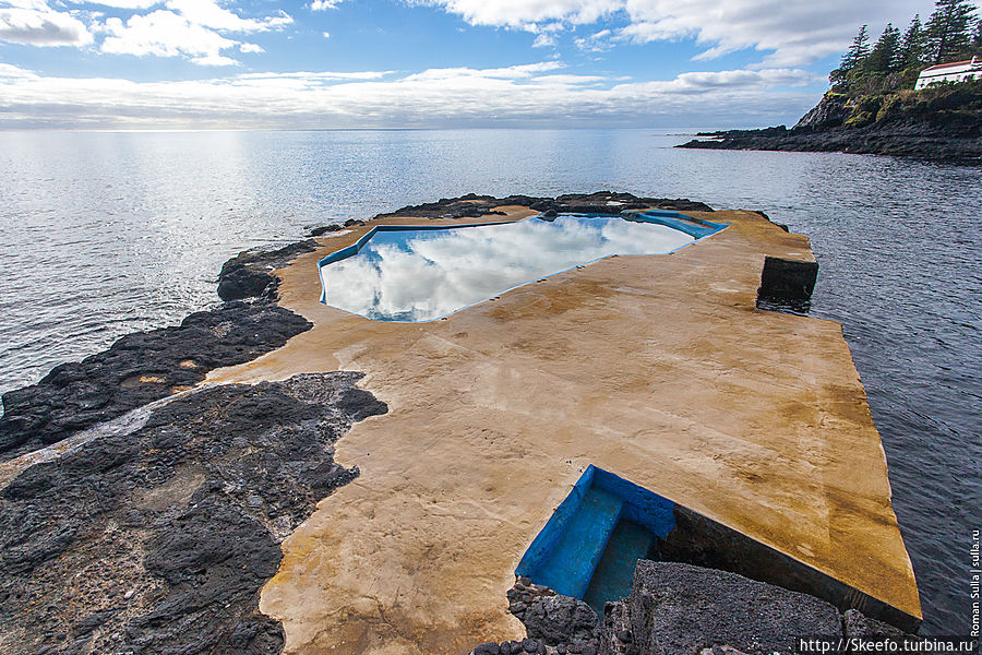 Это натуральный бассейн. Естественный резервуар, появившийся в результате разлива лавы, облагораживают немного бетоном и получается комфортное место для купания в морской воде. Остров Сан-Мигел, Португалия