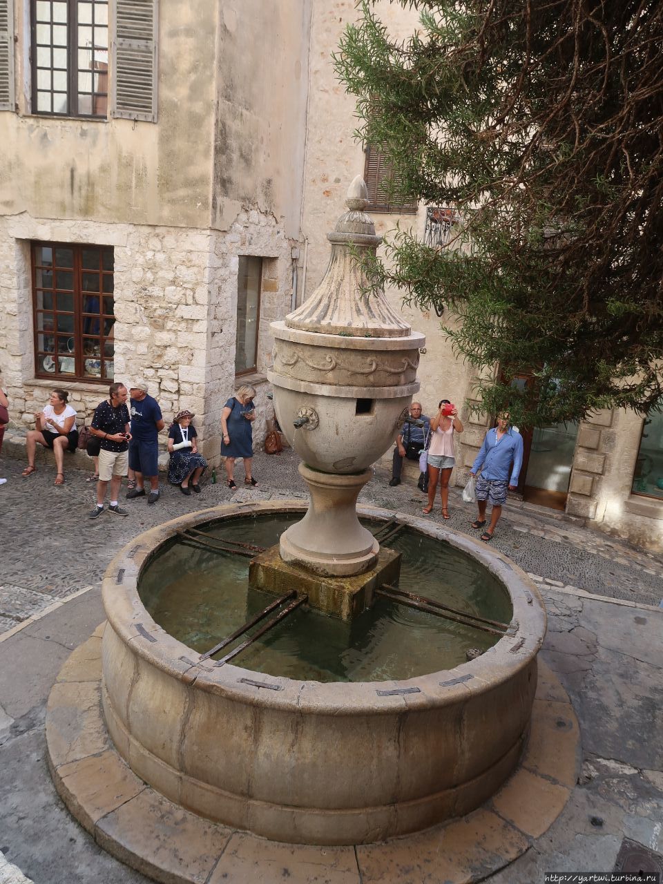 Большой фонтан, рядом находится оригинальная каменная древнеримская конструкция для стирки белья. Сен-Поль-де-Ванс, Франция