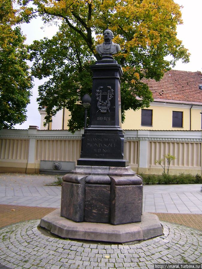 Памятник композитору Станиславу Монюшко в сквере перед костёлом св. Екатерины Вильнюс, Литва
