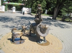 Продолжая свой путь в направлении парка им. Горького,  можно увидеть скульптурную композицию героям рассказа Каштанка.