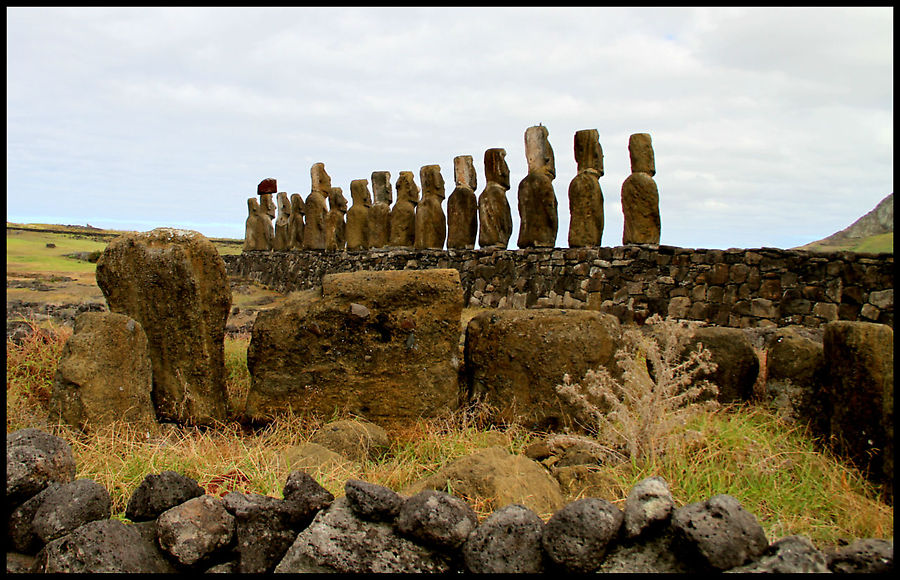 Обычно большинство туристов ограничивается фото сессией перед самими моаи.  Но можно забежать за них и даже потрогать древние камни. Остров Пасхи, Чили
