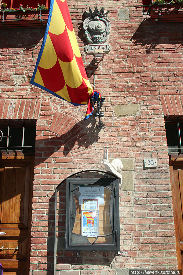Одна из контрад — квартал с символом улитки. Сиена, Италия