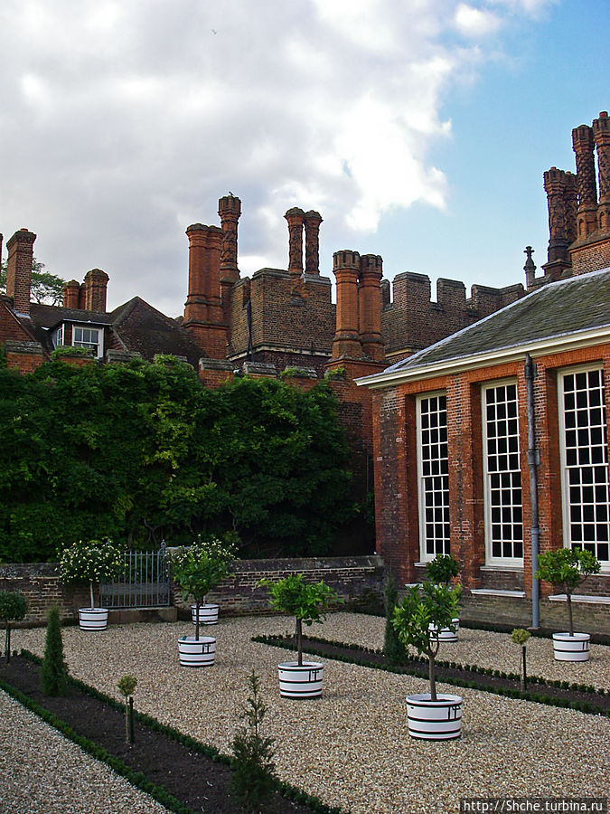 Дворец Хэмптон Корт — любимая загородная резиденция королей Хэмптон, Великобритания