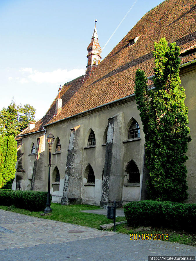 Церковь Доминиканского монастыря находится недалеко от Башни с часами. Впервые она упоминается в документе 1298 года. С 1556 года она становится главной Лютеранской церковью саксов. В 1888 году был превращен в развалины монастырь, теперь на его месте городской холл. Церковь уцелела. Она построена в стиле поздней готики, с двумя нефами и двумя рядами опор. Церковь была реконструирована в 15 веке, затем после пожара 1676 года также реконструирована.

Церковь получила современный облик после реставраций в 1894 и 1929 годах.
Внутри церкви можно видеть бронзовую купель 1440 года, каменную дверную коробка, вырезанная в 1570 году, коллекцию восточных ковров 16 и 17 веков, орган и великолепный запрестольный образ, нарисованный в 1680 году