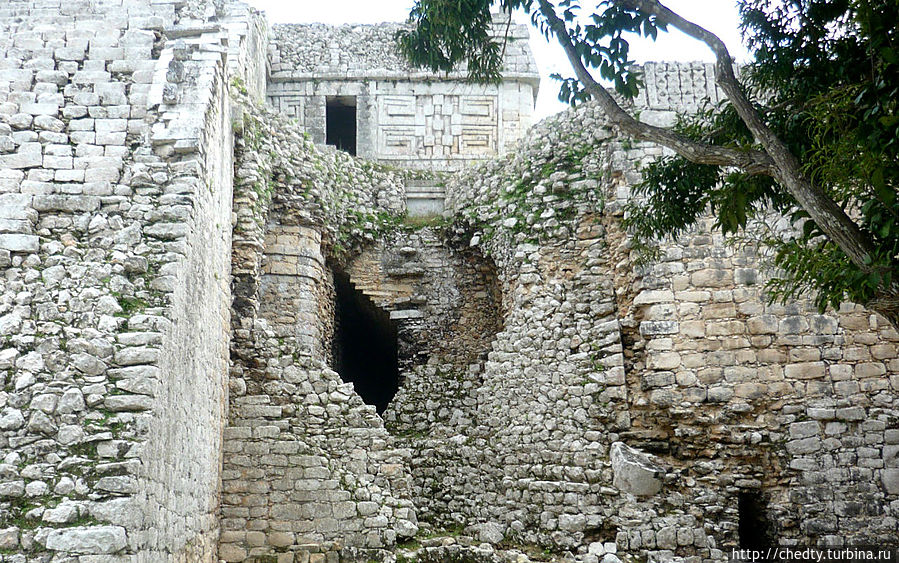 Полагается считать, что этот контур лица на разрушенной стене послание инопланетян Чичен-Ица город майя, Мексика