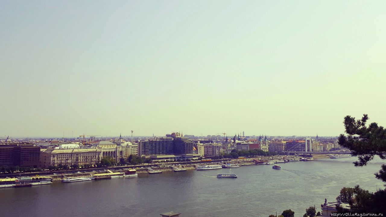 Голубой Дунай. О том, что река имеет вовсе не прозрачные воды,да к тому же и вовсе не тёплые,а местами так просто грязные, нам рассказали в своё время ещё в Австрии. Но! В реке всё-таки кое-где купаются. Вид на мост Эржебет и Пешт. Будапешт, Венгрия