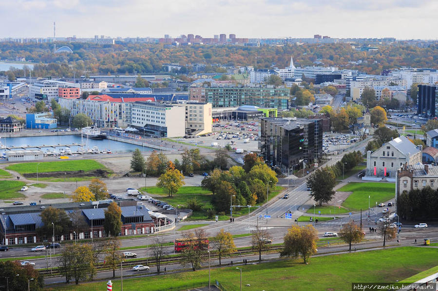 В левом углу Певческое поле, а за ним — самый крупный район города — Ласнамяэ, очень походий на спальный районы в России. Множество зелени — это парк Кадриорг. Таллин, Эстония