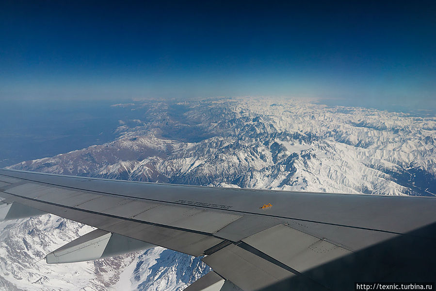 Если лететь днём и в хорошую погоду — можно пофотографировать. Это ещё одно преимущество прямого рейса. Под крылом Большой Кавказский Хребет. Как видно, с высоты он весь умещается в кадр. Слева и справа — долины. Слева — Россия, справа — Грузия. Грузия