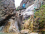 Туристическая тропа в каньоне оборудована мостиками, перилами. На опасных участках сделаны ступеньки