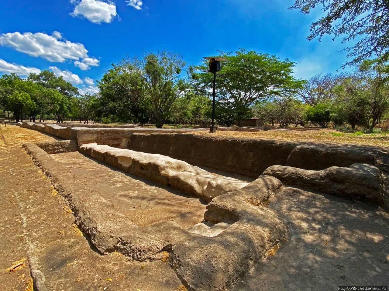 Руины города Леон-Вьехо Пуэрто-Момотомбо, Никарагуа