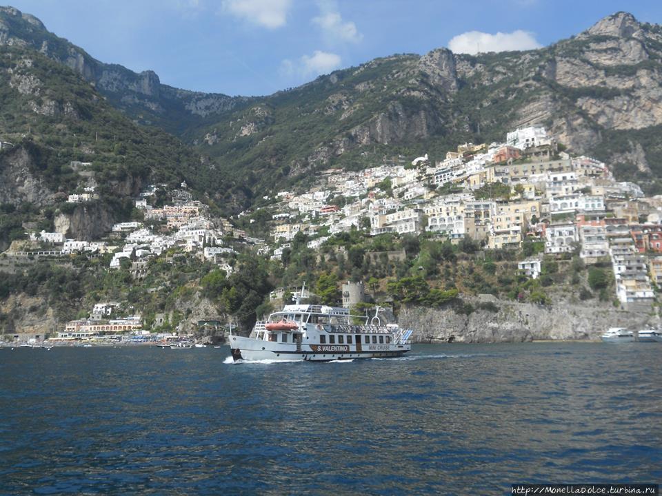 От Positano до Amalfi и Atrani — вид с моря Амальфи, Италия