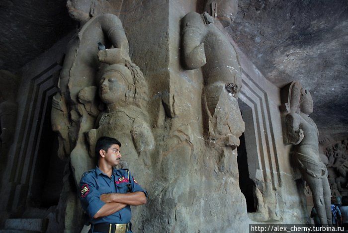 в пещере со скучающим охранником и Шивой Мумбаи, Индия