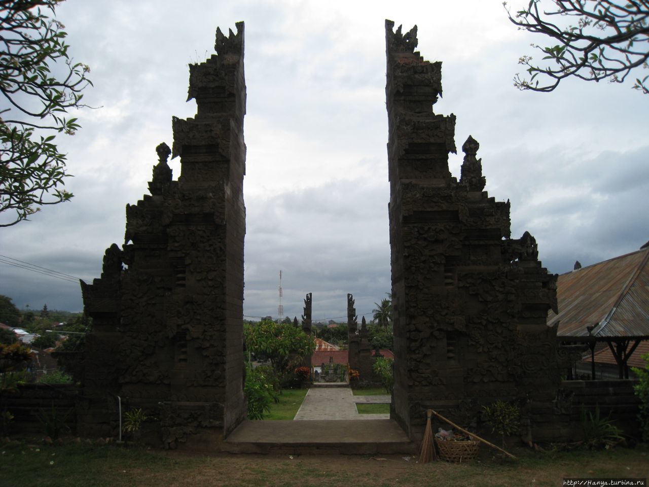 Храм Медуве Каранг Сингараджа, Индонезия