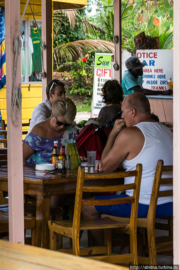 Обед в местной кафешке Негрил, Ямайка