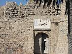 Вход в цитадель  Отелло . Над входом прикреплена мраморная таблица  с изображением крылатого льва , символа Венеции.  Крепость была построена в 14 веке . Служила для защиты порта.