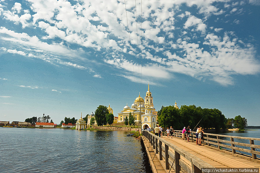 Перешеек, соеднияющий п-ов Светлица с Землей. На полуострове расположена Нилова пустынь.
