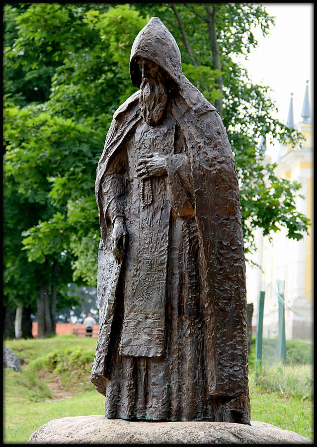 Нил Столобенский (конец XV века, Деревская пятина — 7 декабря 1555 года, остров Столобный на оз. Селигер) — святой Русской православной церкви, основатель Нило-Столобенской пустыни. Причислен к лику святых как преподобный, память совершается 7 (20) декабря, 27 мая (9 июня) и в Соборе Тверских святых.
Нилова пустынь (Россия)