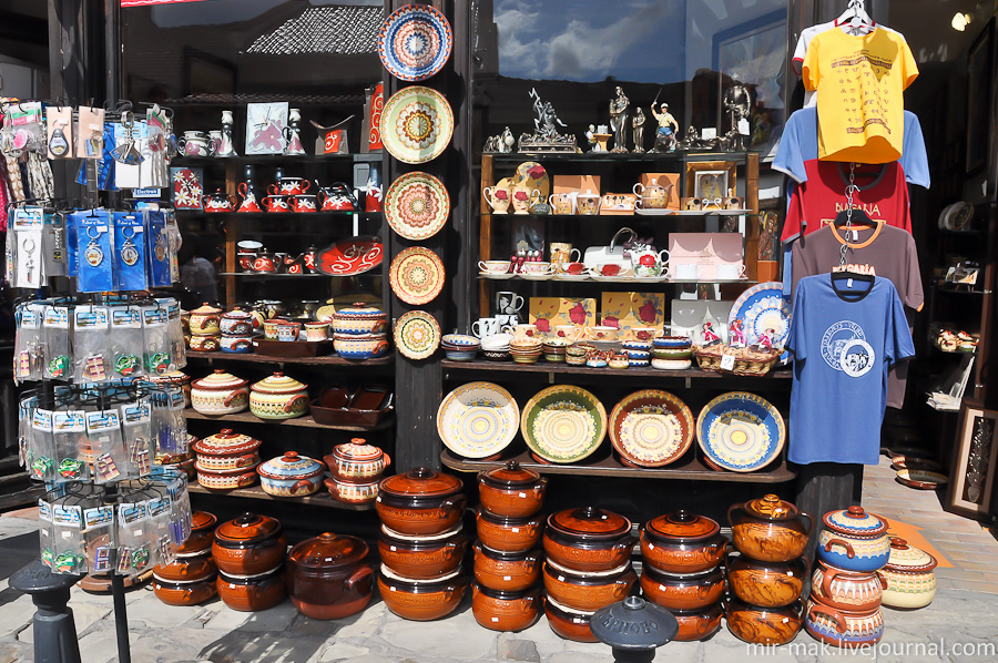 В сувенирных лавках очень много традиционной болгарской посуды, расписанной национальными орнаментами. Великое Тырново, Болгария