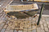 Экс считается и провансальским центром антиквариата. Перед антикварным салоном представлена вот такая коляска.