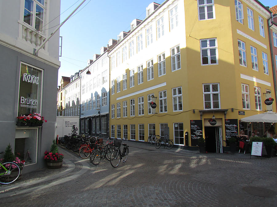 Обычная улица поднимает настроение одним только цветом домов Копенгаген, Дания