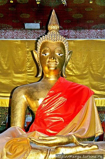Ват Тхат Луанг. Фигура позолоченного бронзового Будды в алтаре Сима. Фото из интернета Луанг-Прабанг, Лаос