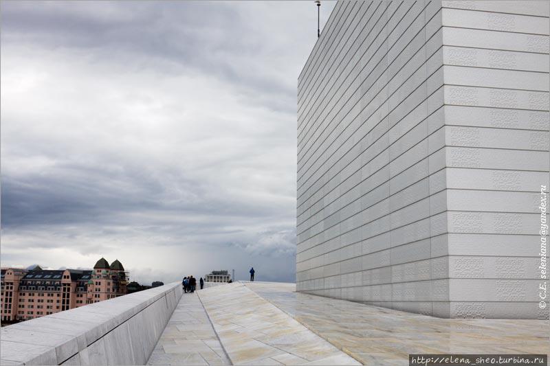 8.  Мы идём вперёд мимо куба без окон без дверей. Там впереди обзорная площадка, а стоим мы сейчас на крыше модуля со стеклянными стенами. Жаль, что на куб не пройти. Могу представить, какой хороший обзор с него открывается. Осло, Норвегия