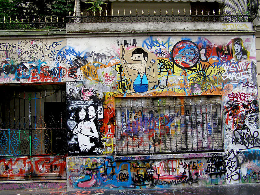 Итак. Серж Генсбур прожил в этом  доме (5-бис по улице Верней (rue Verneuil)с конца 60-х до  своей смерти в 1991-ом. Стена дома регулярно покрывается надписями и рисунками поклонников. Также как стена Цоя на Арбате и стены подъезда булгаковской Нехорошей квартиры.