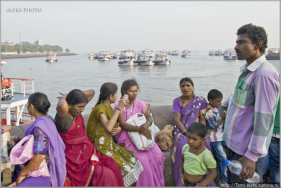 Посиделки на набережной — особый неспешный ритуал. Индийцы вообще все делают неспешно, и даже отдыхают, — это их национальная особенность...
* Мумбаи, Индия