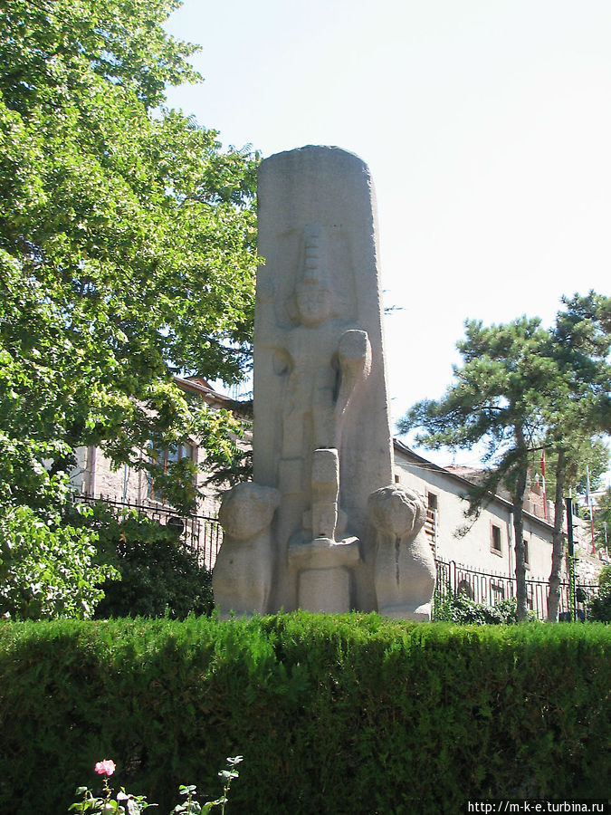 Статуи у музея Анкара, Турция