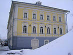 Дом, укутавшийся снежным валом ))