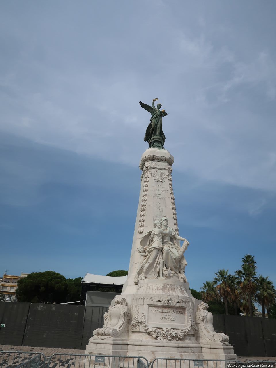 Monument du Centenaire. Ницца основана греками в IV-м веке до нашей эры и называлась Никейя в честь богини победы. Ницца, Франция