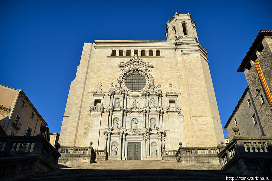 Девяносто ступеней широкой лестницы, поднимаются к главному входу в собор. Размеры  собора впечатляют. Неф, высотой 32 метра, а шириной 23, шире только неф собора Святого Петра в Риме, да и то не на много, его ширина 25 метров.