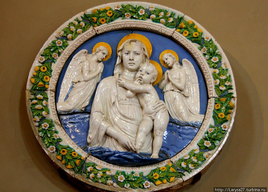 Лука делла Роббиа. Мадонна с младенцем и ангелами. Флоренция, Италия