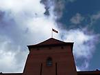 Над башней крепости развевается флаг Великого княжества Литовского