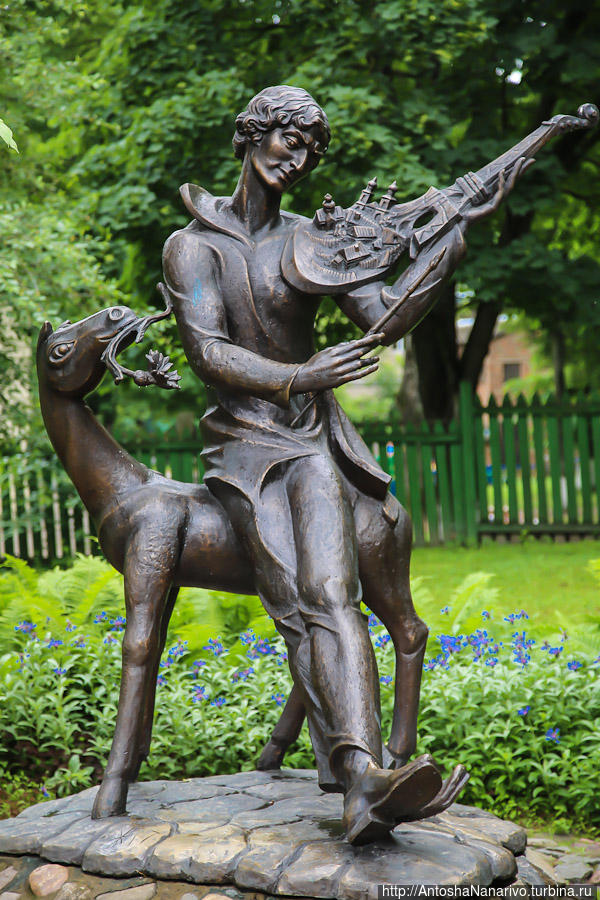 Памятник Шагалу во дворе. Витебск, Беларусь