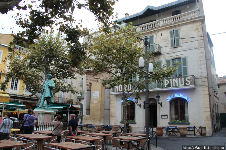 Площадь Форума — центр общественной жизни Арля. 
Рядом с отелем Nord-Pinus установлен памятник поэту, нобелевскому лауреату Фредерику Мистралю.
На фасаде отеля мы видим две колонны римского храма II века. Арль, Франция