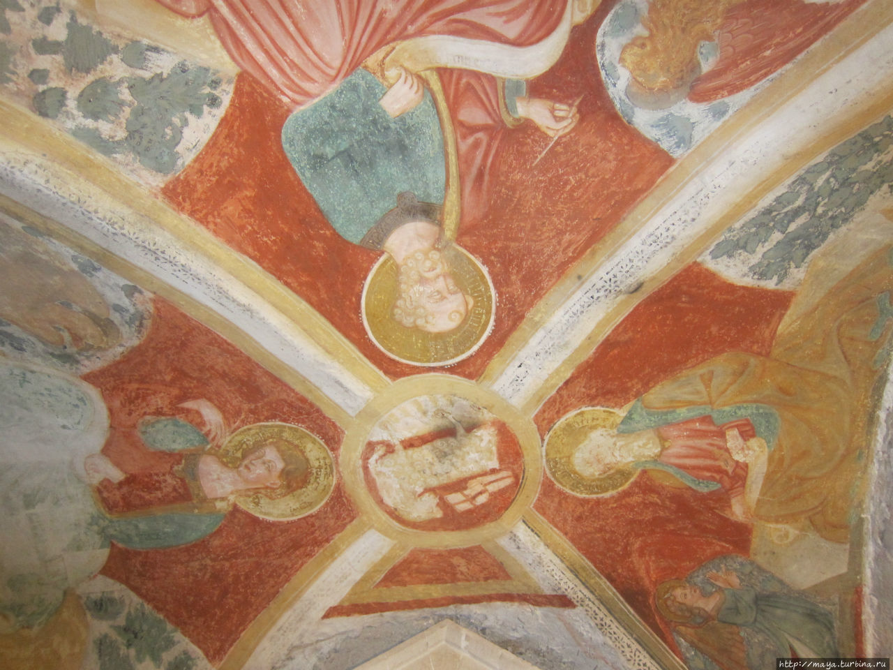 Остатки росписей в крипте Трани, Италия