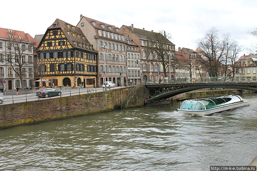 По городу с картой из туристического офиса Страсбург, Франция