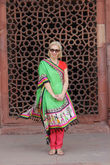 Мои индийские наряды — сплошная импровизация из обычных брюк, майки и яркого шарфа, купленного на индийском рынке.