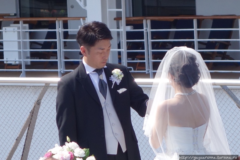 Свадебная церемония в порту Иокогамы на фоне корабля. Япония