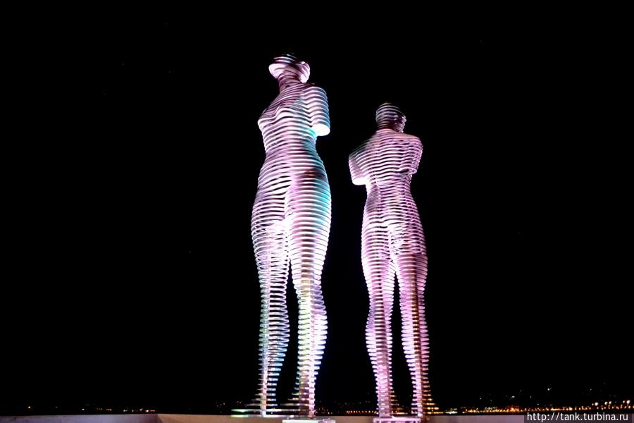 В Батуми огромное количество достопримечательностей, но особенно хотелось бы  отметить удивительную скульптуру, расположенную недалеко от порта на набережной. Батуми, Грузия