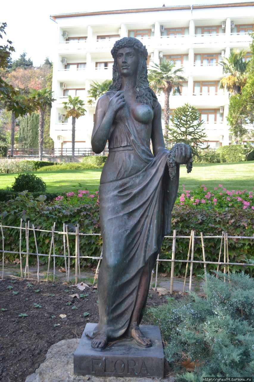 Скульптура богини Флоры / Sculpture of the goddess Flora
