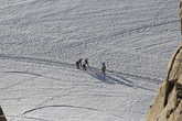 Вон те маленькие точки на снежном поле — это люди, идущие на подъем.