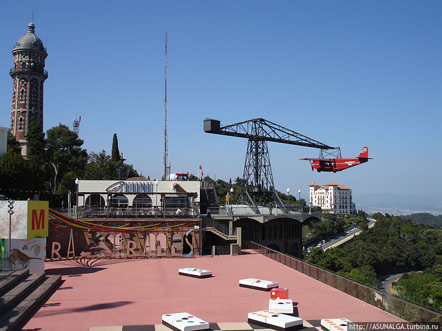 Гора Тибидабо – самая высокая точка Барселоны. Отсюда, с высоты 500 метров над уровнем моря, открывается великолепный вид на город. Тибидабо не всегда включают в туристические программы, в первую очередь из-за удаленного месторасположения. Однако, туристов, которые все же добираются до вершины горы, ожидает вознаграждение: сверху на Барселону открывается вид, который трудно описать словами.